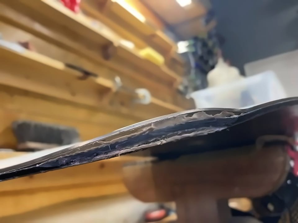 Ski with a delaminated edge separating from the core
